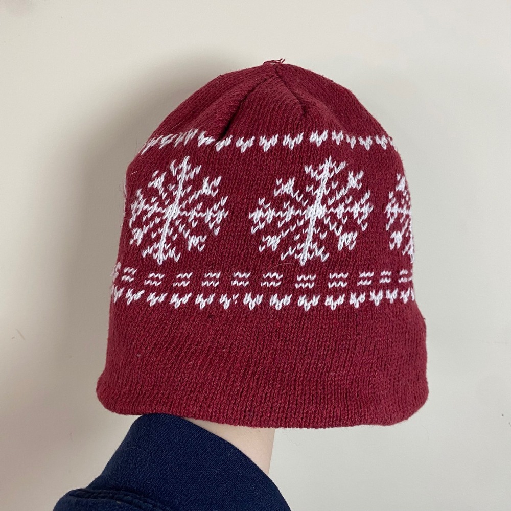Red Knit Beanie Fleece Lined Winter Hat White Snowflake Design Ski Cozy Gorpcore